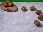 gruppe-von-kiwis-auf-platte-und-steinboden.jpg?b=1&s=170x170&k=20&c=RVmtP_VuEhFfuzzo6blLXFPZk7RhkmH2sg2_ZZaZvTg=