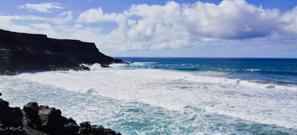 rugindo surf em puertito de los molinos - volcanic landscape rock canary islands fuerteventura - fotografias e filmes do acervo