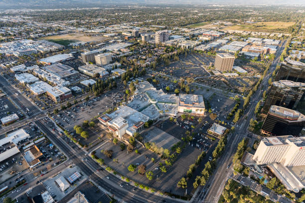 los angeles warner center e prominade mall aerial - woodland hills foto e immagini stock