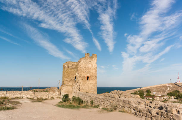 la antigua fortaleza genovesa de kafa en feodosia, la costa del mar negro. torre crisco-bastión sur - kafa fotografías e imágenes de stock