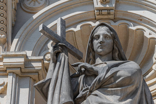 antigua estatua de una mujer con cruz en el edificio histórico central zitronenpresse en el centro de dresde, alemania, detalla - renaissance baroque style sculpture human face fotografías e imágenes de stock