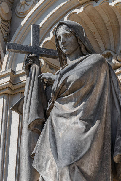 antigua estatua de una mujer con cruz en el edificio histórico central zitronenpresse en el centro de dresde, alemania, detalla - renaissance baroque style sculpture human face fotografías e imágenes de stock