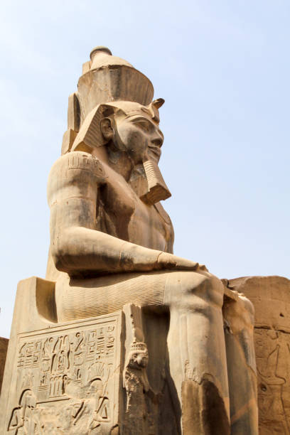 รูปปั้นขนาดใหญ่ของการนั่ง ramses iii ฟาโรห์ในวัด karnak - temples of karnak ภาพสต็อก ภาพถ่ายและรูปภาพปลอดค่าลิขสิทธิ์