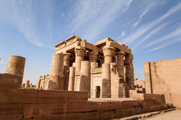 prächtiger kom ombo tempel des ägyptischen gottes sobek - archaeology egypt stone symbol stock-fotos und bilder