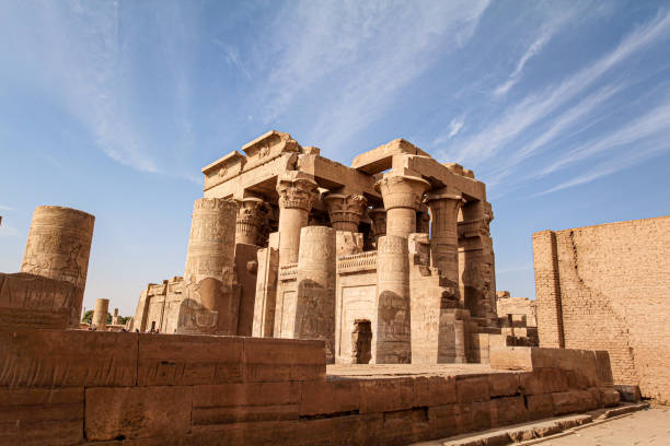 magnífico templo kom ombo do deus egípcio sobek - archaeology egypt stone symbol - fotografias e filmes do acervo