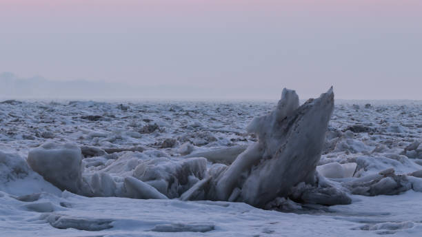 vista del tramonto e filo interdentale rotto sul fiume vistola nella città di plock in polonia - floe lake foto e immagini stock