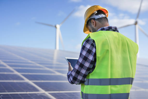 hombre trabajando en central solar con tableta digital - solar panel engineer solar power station solar energy fotografías e imágenes de stock