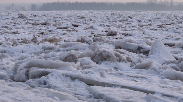 vista del tramonto e filo interdentale rotto sul fiume vistola nella città di plock in polonia - floe lake foto e immagini stock