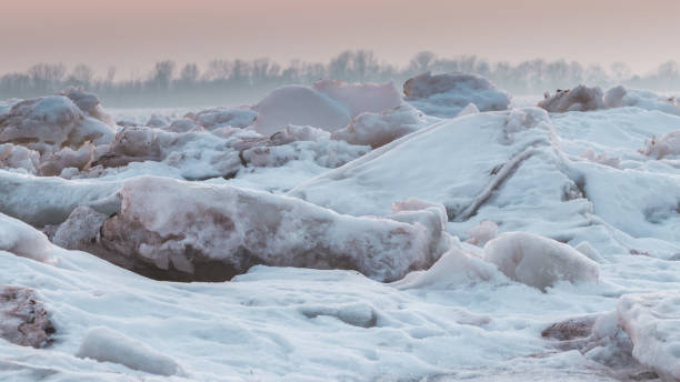 vista del tramonto e filo interdentale rotto sul fiume vistola nella città di plock in polonia - floe lake foto e immagini stock