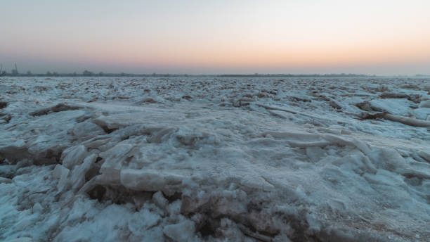 vista del tramonto e filo interdentale rotto sul fiume vistola nella città di plock in polonia - floe lake foto e immagini stock