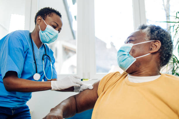 아프리카계 미국인 간호사는 노인에게 백신을 주입 - injecting nurse doctor women 뉴스 사진 이미지