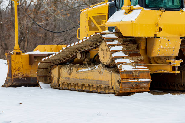 bulldozer sur le chantier après tempête de neige d’hiver. concept d’industrie de la construction, de retard de travail et d’arrêt. - winterizing photos et images de collection