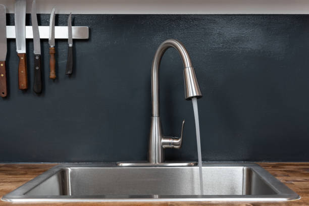 흐르는 물과 주방 싱크대 - sink domestic kitchen kitchen sink faucet 뉴스 사진 이미지