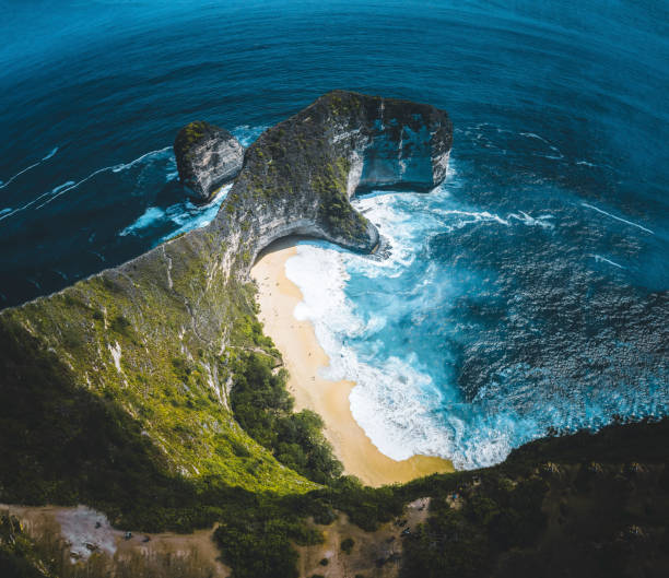 Kelingking Beach on Nusa Penida Island, Bali Manta Bay also called Kelingking Beach on Nusa Penida Island, Bali, Indonesia, seen from above. Famous for the remote and hidden beach only reachable from a dangerous and steep hike. kelingking beach stock pictures, royalty-free photos & images