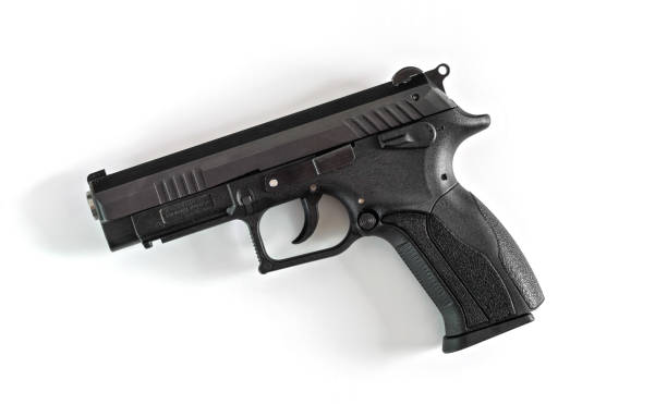 pistolet moderne simple de métal noir d’isolement sur le fond blanc, vue d’en haut - arme à feu photos et images de collection
