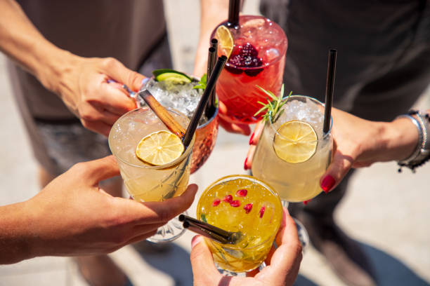 cinco cócteles en las manos unidos en tostadas de celebración - bebida alcohólica fotografías e imágenes de stock