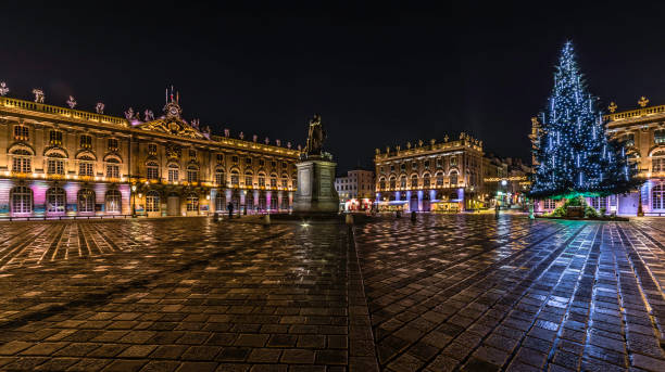 Stanislas Square in Nancy and its Christmas tree On the Magnificent Place Stanislas in Nancy stands a Wonderful Christmas Tree duplex photos stock pictures, royalty-free photos & images