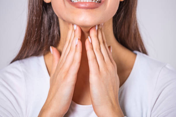 fermez-vous vers le haut de la jeune femme frottant ses amygdales enflammées, problème d’amygdalite, recadré. femme avec le problème de glande thyroïde, touchant son cou, fille a un mal de gorge - pharyngitis photos et images de collection