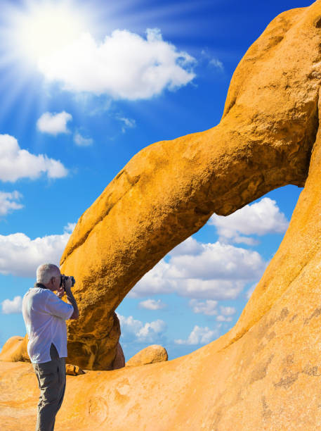 スピツコッペ砂漠の美しいアーチ - damaraland ストックフォトと画像