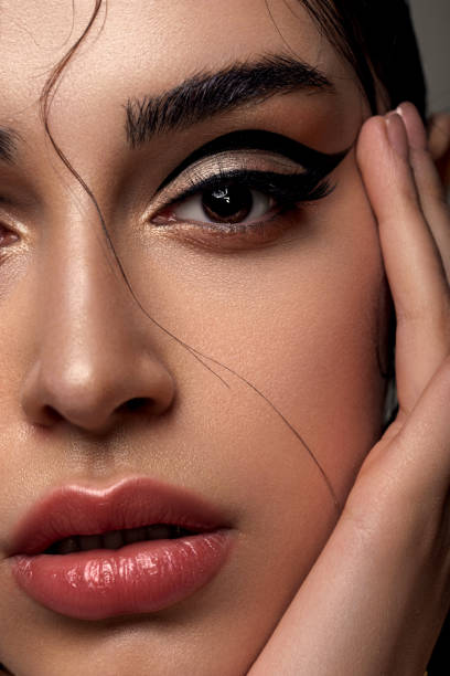 piękna kobieta z wieczornym efektownym makijażem z ogromnym łańcuchem na szyi - stage makeup women beauty human face zdjęcia i obrazy z banku zdjęć