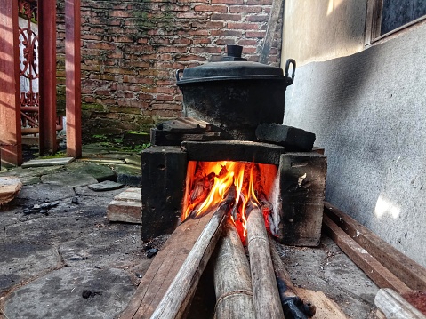 Cook using a tradisional stone with wood