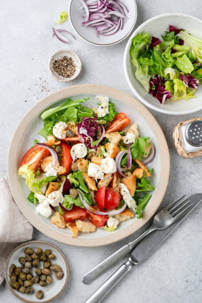 insalata di verdure salutare con crostini, mozzarella e pomodori - caprese salad foto e immagini stock