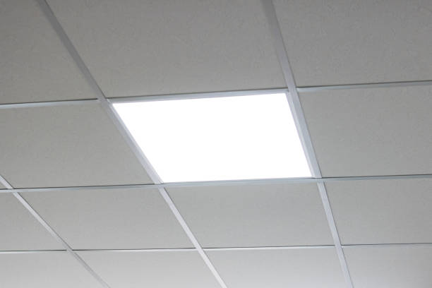 lámparas cuadradas en el primer plano del techo de baldosas - led lighting equipment light illuminated fotografías e imágenes de stock