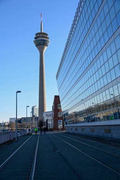 torre del rin / torre de televisión düsseldorf vista desde el puerto de medios - rhine river audio fotografías e imágenes de stock