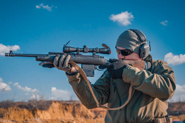 portret strzelca z karabinem. europejczyk strzela z karabinu z celownikiem optycznym - hunting rifle sniper duck hunting zdjęcia i obrazy z banku zdjęć