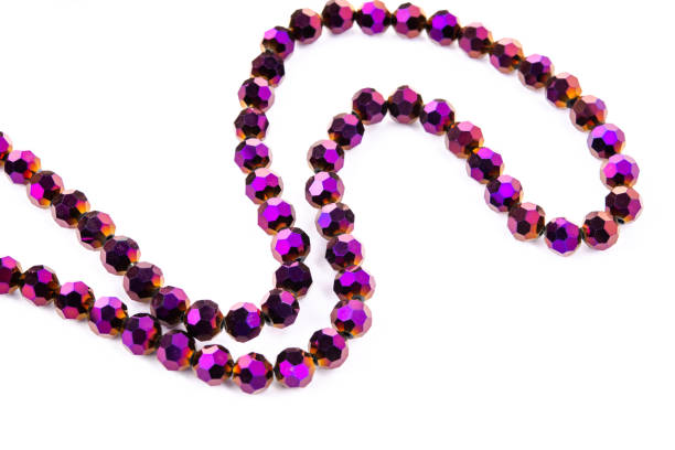 красивый светло-фиолетовый стеклянный кристалл sparkle isoalted бисер на белом фоне. используйте для diy - jewelry bracelet bead crystal стоковые фото и изображения