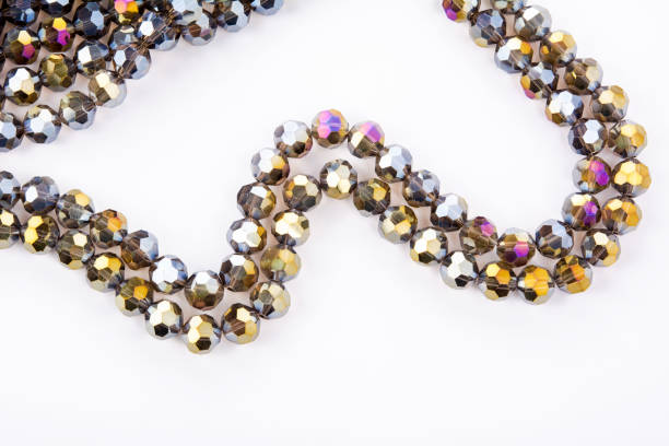красивая стеклянная искра кристалла isoalted бусы на белом фоне - jewelry bracelet bead crystal стоковые фото и изображения
