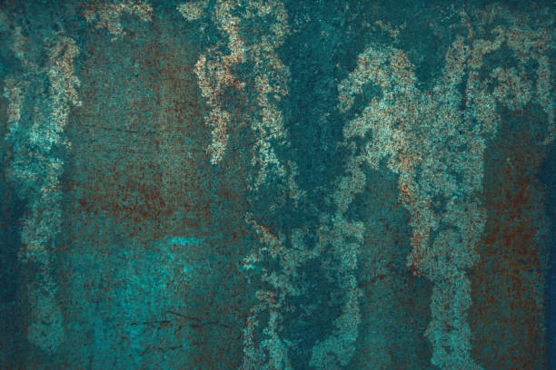 luxuriöse abstrakte hintergrund von gesättigten schattierungen von meerwasser, smaragd. korrodierte metall hintergrund. oxidiertes metall, emaille, rostige metalltextur, oberfläche mit roststreifen und kratzern. - patina stock-fotos und bilder