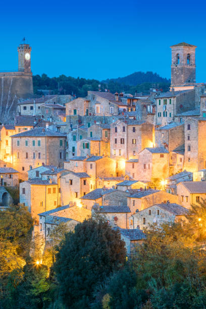 Historic town Sorano in the evening night with old tradition buildings and illumination. Old small town Historic town Sorano in the evening night with old tradition buildings and illumination. Old small town in the Province of Grosseto, Tuscany (Toscana), Italy, Europe pitigliano stock pictures, royalty-free photos & images