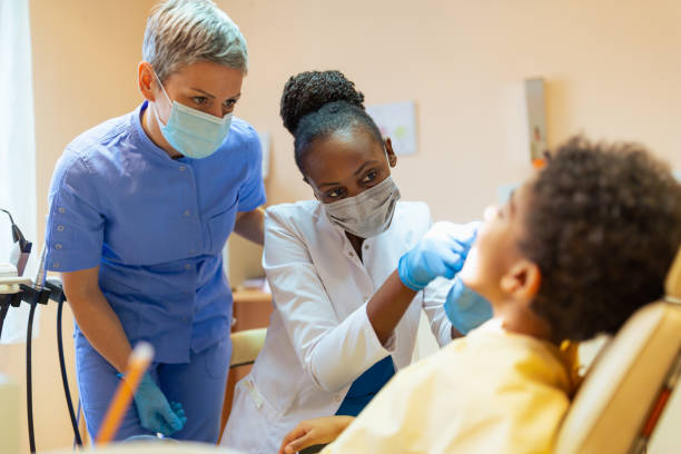 черная женщина-стоматолог делает стоматологический осмотр - dental assistent стоковые фото и изображения