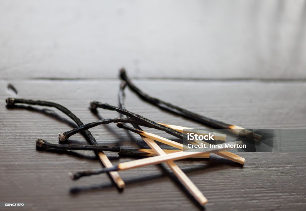 burnt matchsticks on wooden table concept of the end or burning out Burnt Stock Photo