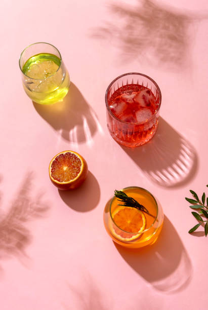 Popularne letnie koktajle alkoholowe na lodzie serwowane w letnim świetle słonecznym, z widokiem z góry. – zdjęcie