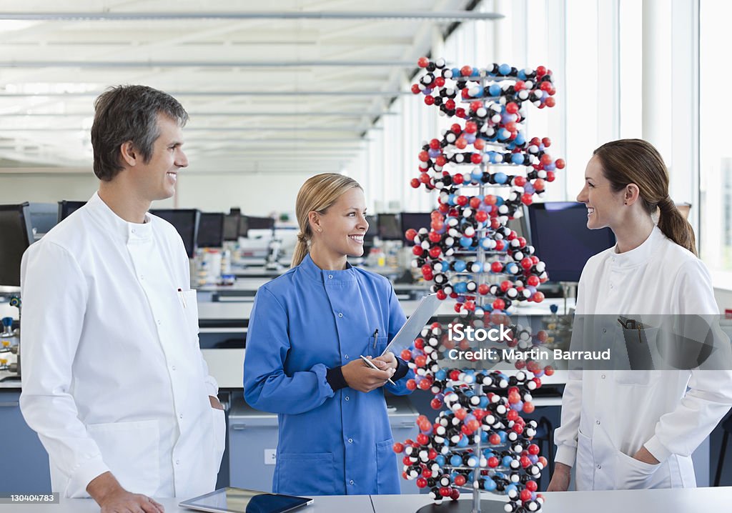 Wissenschaftler im Labor reden - Lizenzfrei DNA Stock-Foto