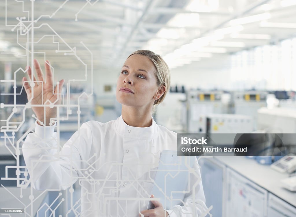 Cientista, usando a tela sensível ao toque em laboratório - Foto de stock de Laboratório royalty-free