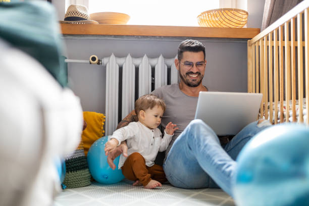 pai tentando trabalhar em casa - stay at home dad - fotografias e filmes do acervo