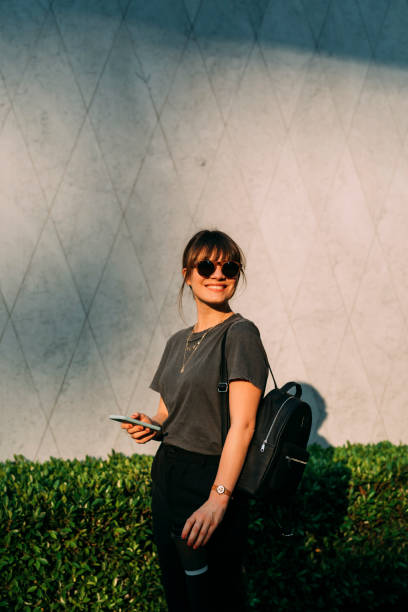 mulheres nos negócios: uma jovem empresária sorridente em seu caminho para o trabalho - coffee sack bag espresso - fotografias e filmes do acervo