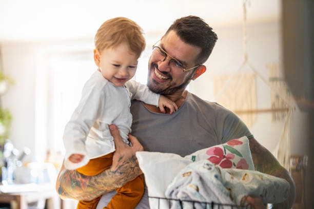 pai e filho lavando roupa juntos - stay at home dad - fotografias e filmes do acervo