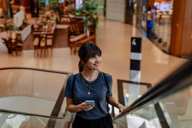 mulheres nos negócios: uma jovem empresária sorridente em seu caminho para o trabalho - sensuality walking women beautiful - fotografias e filmes do acervo