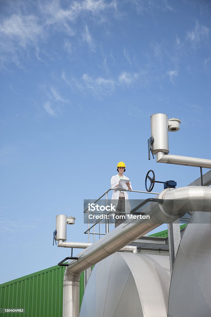 Cientista em pé no tanque ao ar livre - Foto de stock de Distante royalty-free