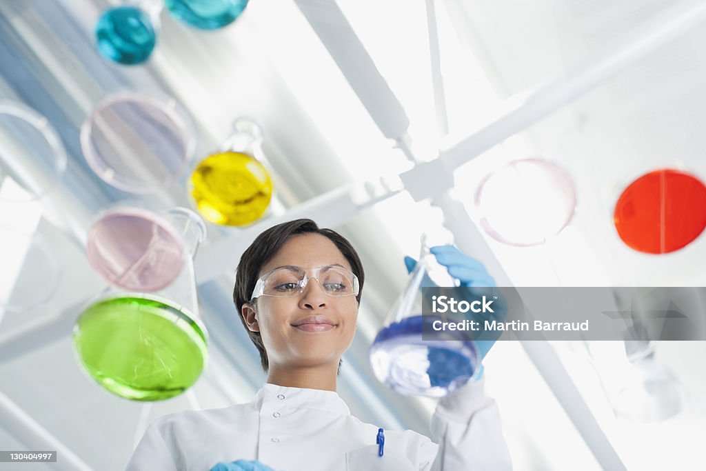 Учёный проверять petri блюда и beakers в лаборатории - Стоковые фото Прямо под роялти-фри