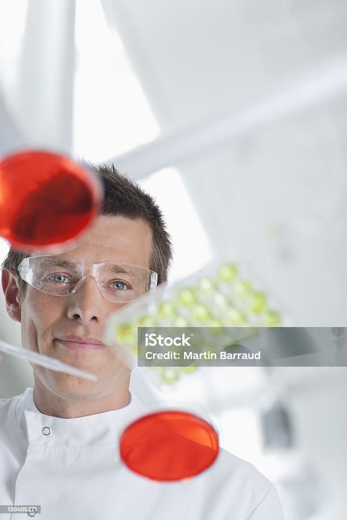 Cientista examinando Placas de petri em laboratório - Royalty-free Cientista Foto de stock