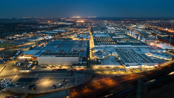 grande parque industrial e empresarial - vista aérea ao anoitecer - factory night skyline sky - fotografias e filmes do acervo