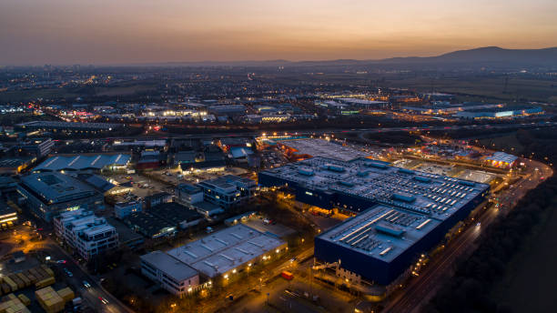 grande parque industrial e empresarial suburbano - vista aérea ao anoitecer - factory night skyline sky - fotografias e filmes do acervo
