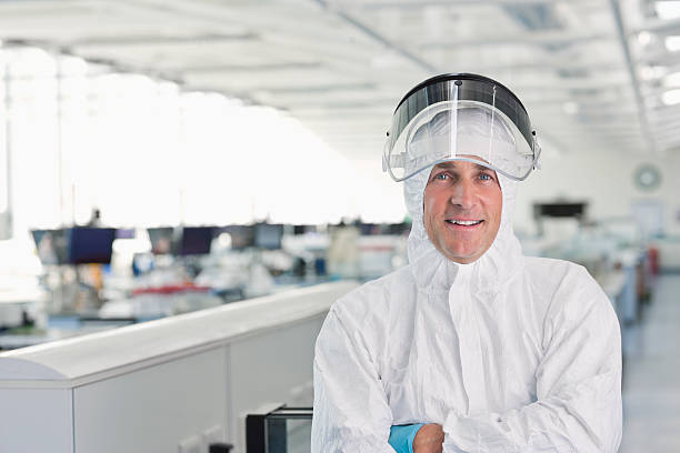 naukowiec na sobie sprzęt ochronny w laboratorium - protective suit zdjęcia i obrazy z banku zdjęć