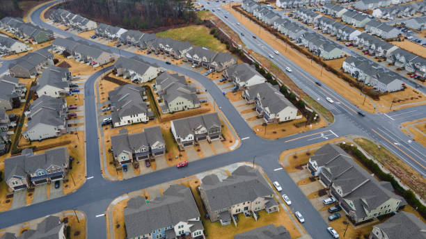 vue aérienne des ménages résidentiels dans une banlieue américaine - county durham photos et images de collection
