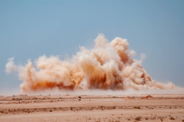 пыльная буря в арабской пустыне - the rocks flash стоковые фото и изображения